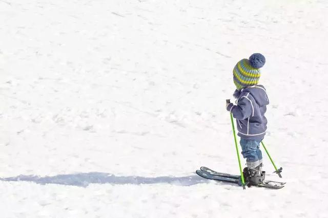 两男子滑雪遇断崖 游客拼命喊停